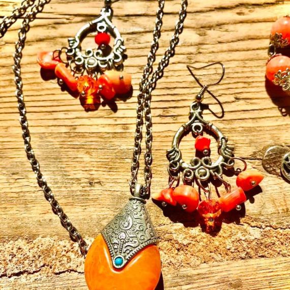 Сет енергийни амулети- колие от тибетски КЕХЛИБАР и обеци от оранжев корал