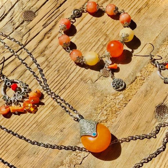 Сет енергийни амулети от тибетски КЕХЛИБАР/ колие/, обеци от оранжев корал и бутикова гривна от жад и ахат